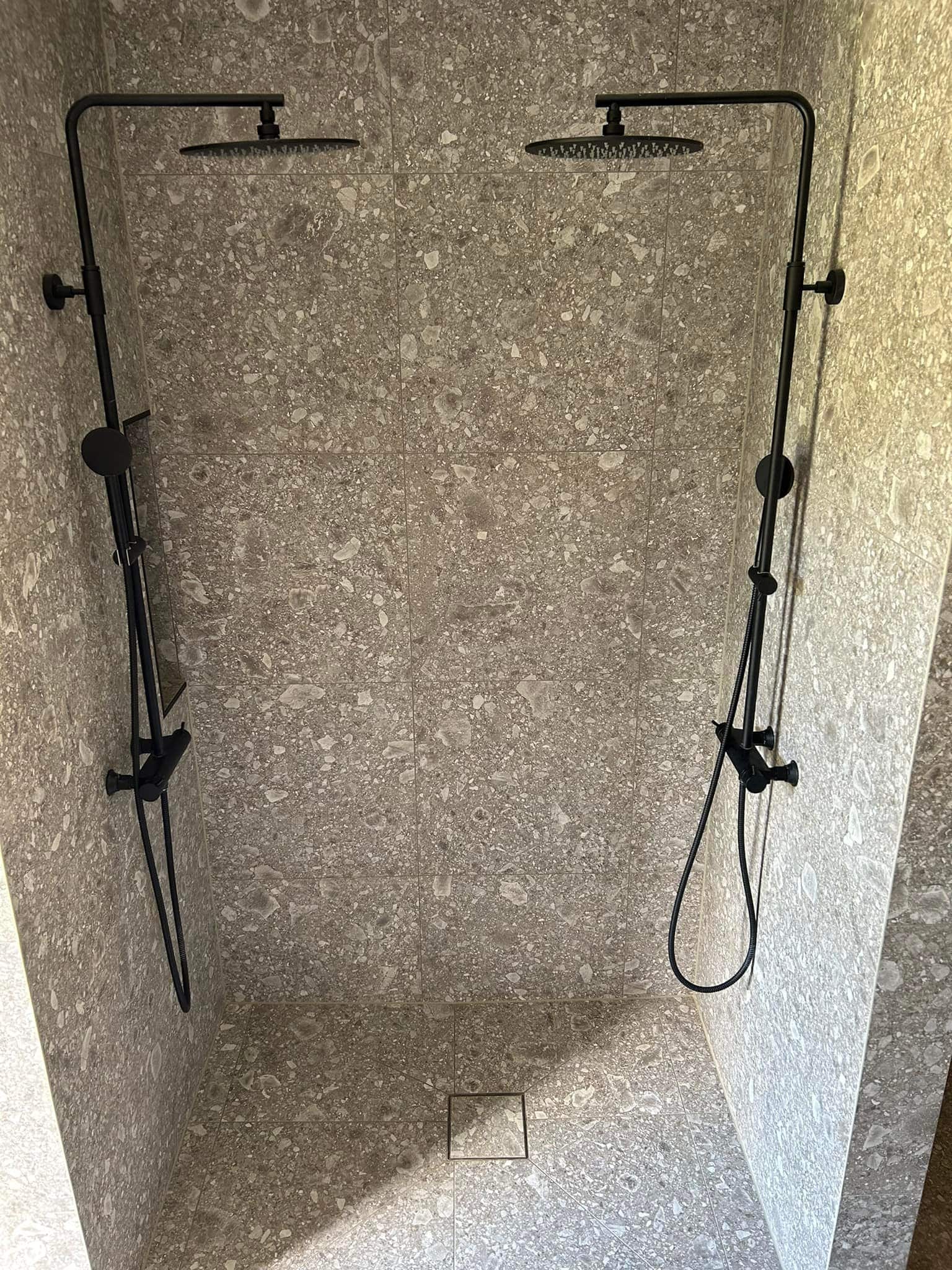 Badrum sten duschutrymme med två duschar