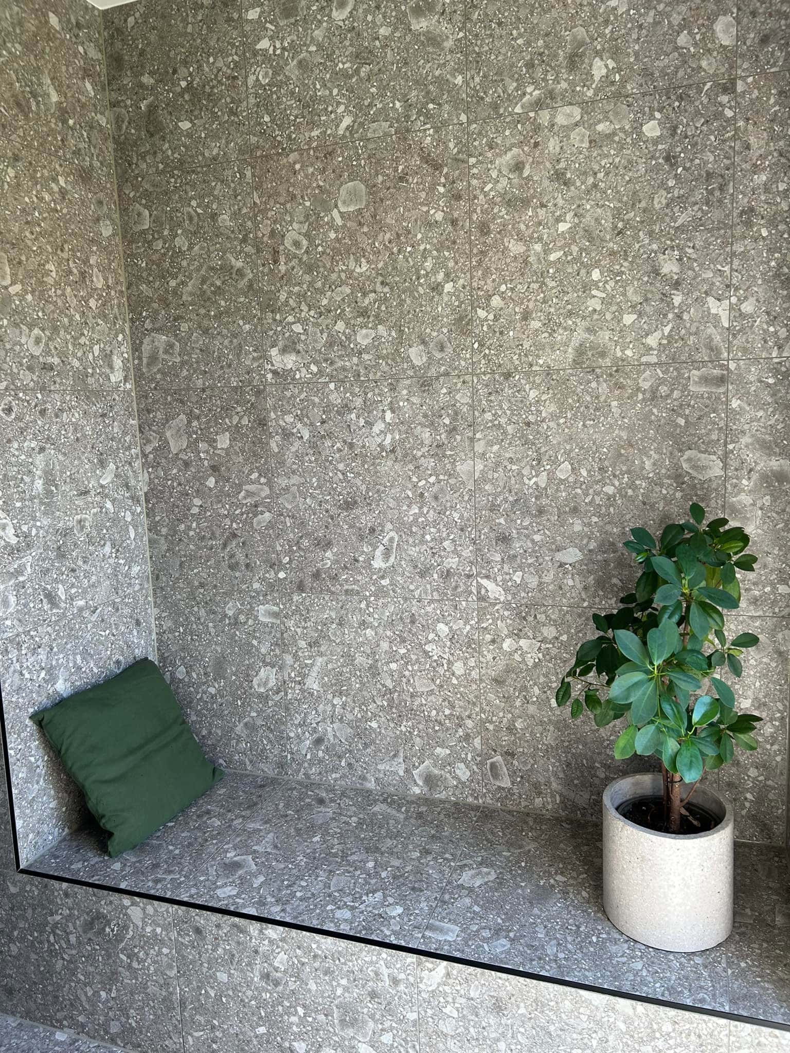 badrum med en inbyggd där man kan sitta.