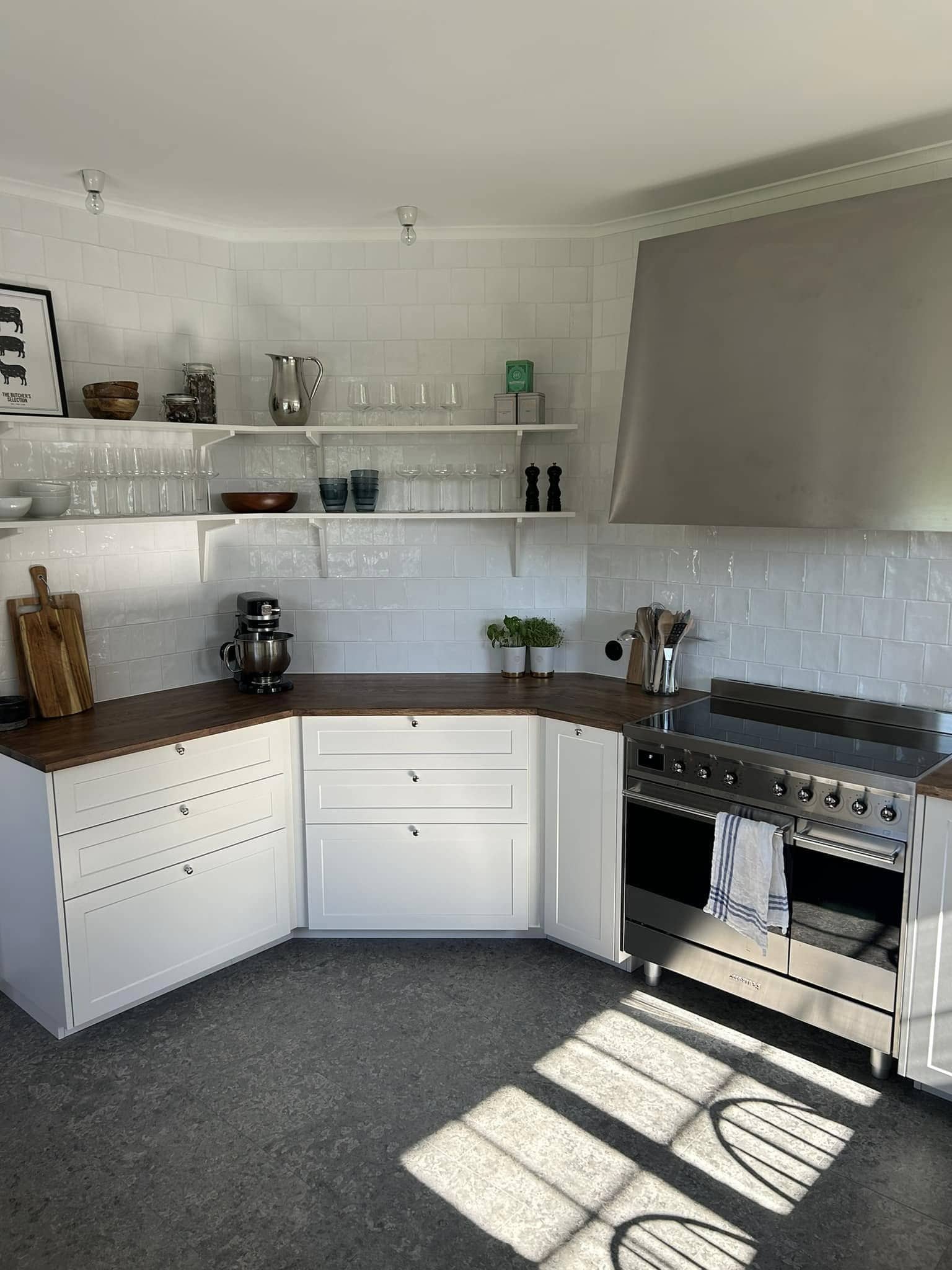 Lantligt kök byggt i vinkel.