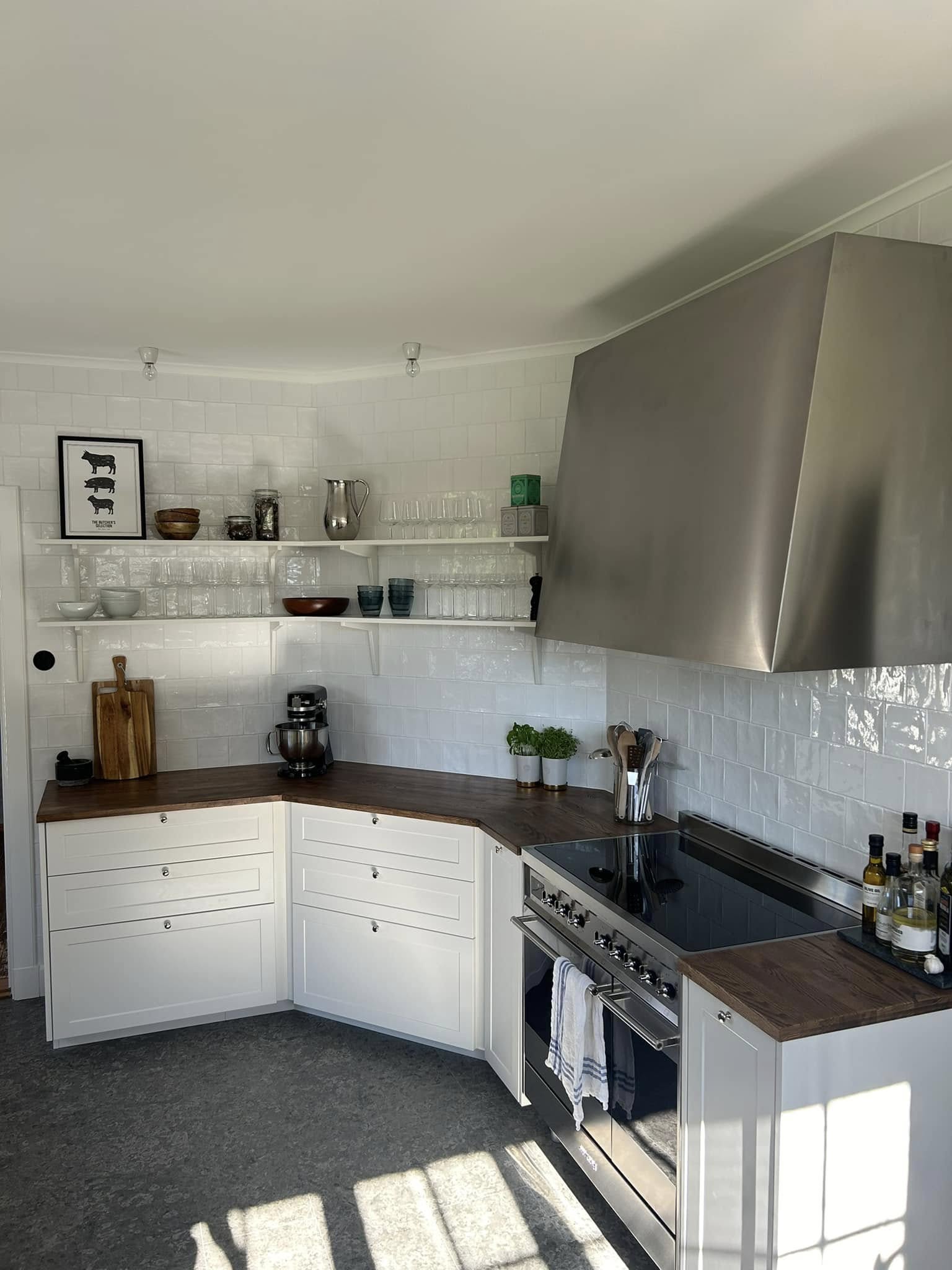 Lantligt kök byggt i vinkel.