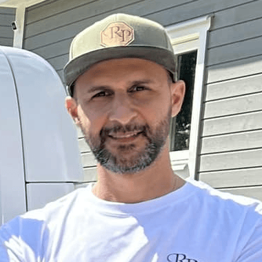 Bild på Ninos. Plattsättare och ägare av firman Risinge Plattsättning AB.