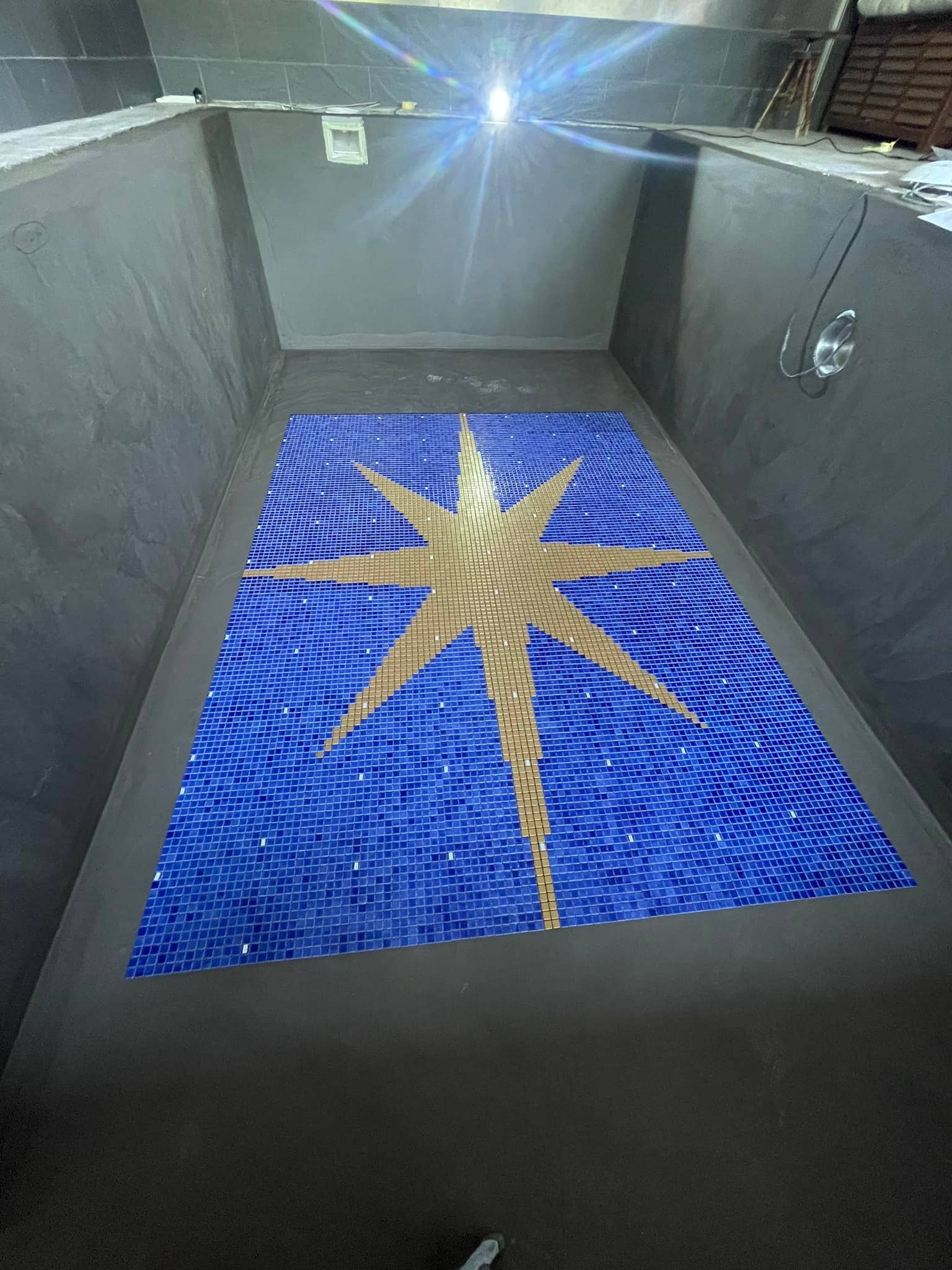 Bild på poolen när mosaiken i mitten är klar.