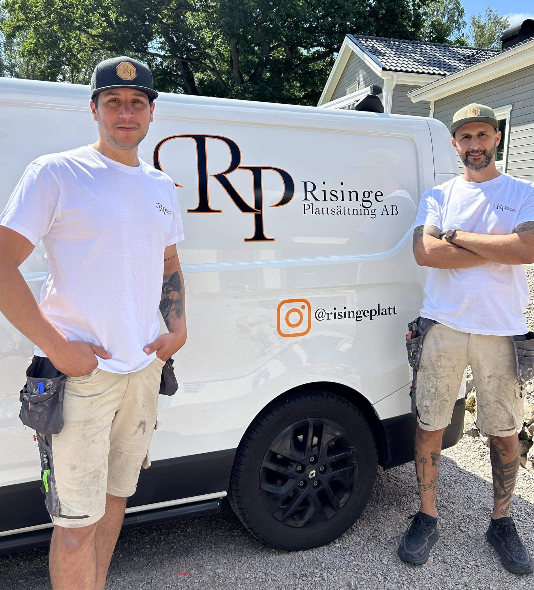 Två plattsättare från Risinge Plattsättning AB står framför sin firmabil.